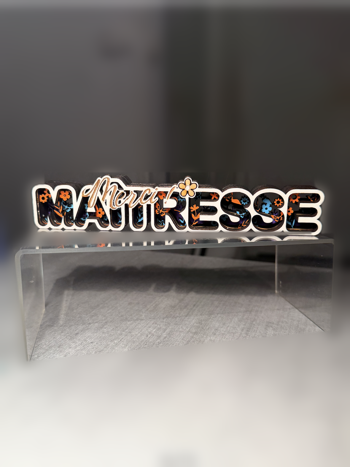 Décoration en bois " MAÎTRESSE, merci " en couche superposées - 17 x 3,5cm