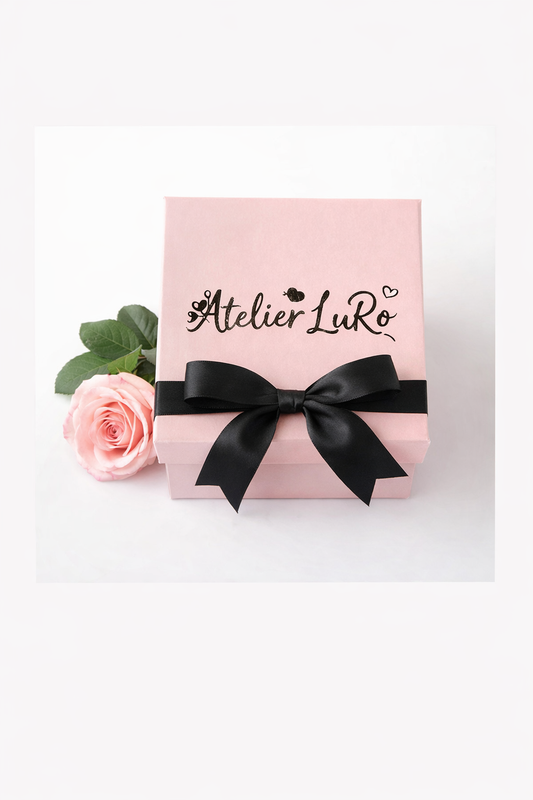 Coffret Cadeau rose Atelier LuRo avec ruban noir élégant