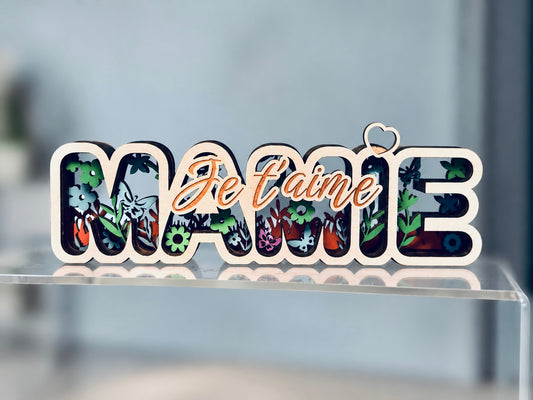 Décoration " Mamie je t'aime " en bois multicouche, fleurs et papillons peints à la main - Cadeau fête des grands-mères