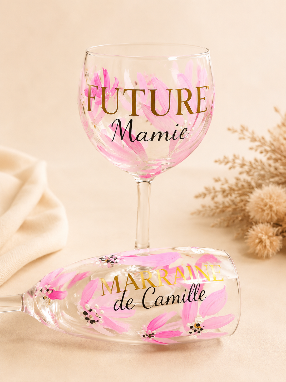 Verre à Vin ou Flûte à Champagne Personnalisé(e)- Fleurs Peintes à la Main, Texte Couleur au Choix
