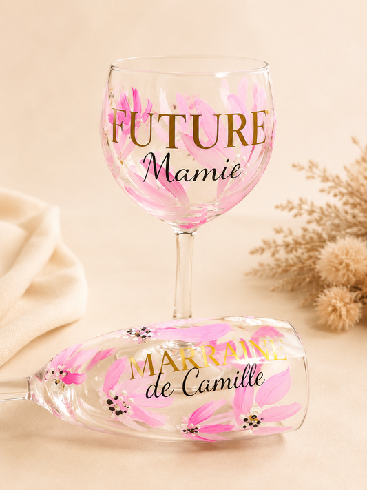 Verre à Vin ou Flûte à Champagne Personnalisé(e)- Fleurs Peintes à la Main, Texte Couleur au Choix