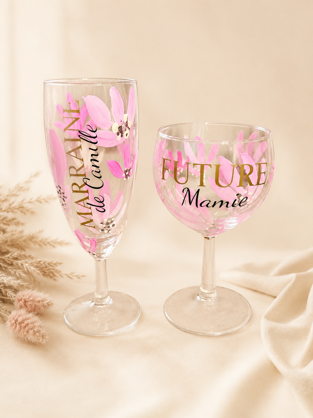 Verre à Vin ou Flûte à Champagne Personnalisé(e)- Fleurs Peintes à la Main, Texte Couleur au Choix