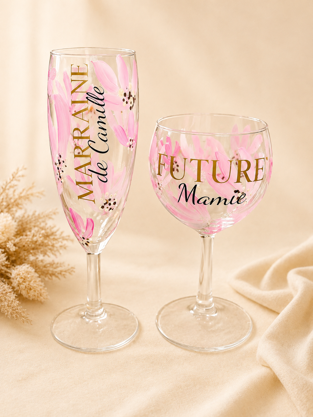 Verre à Vin ou Flûte à Champagne Personnalisé(e)- Fleurs Peintes à la Main, Texte Couleur au Choix
