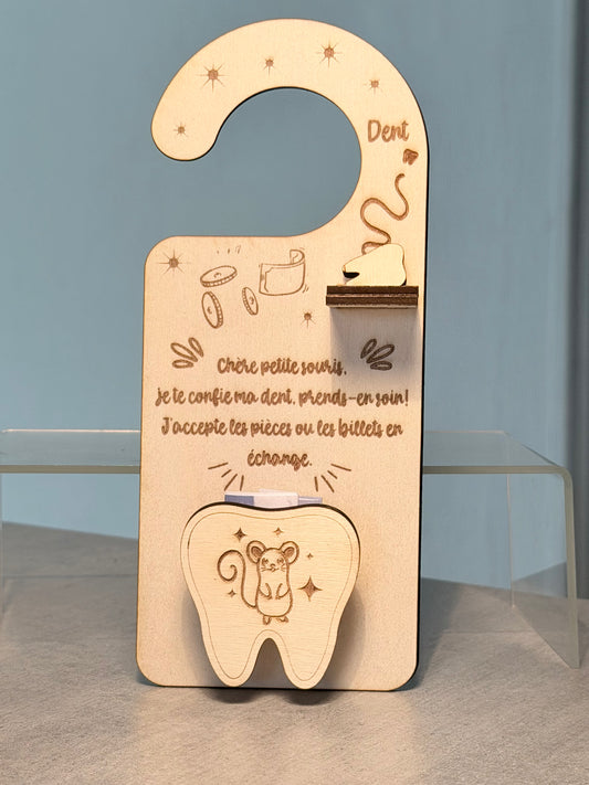 Cintre de porte petite souris en bois gravé et découpé au laser - boite a dent de lait